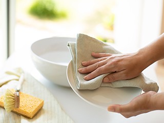 How to remove grease from your pots and pans